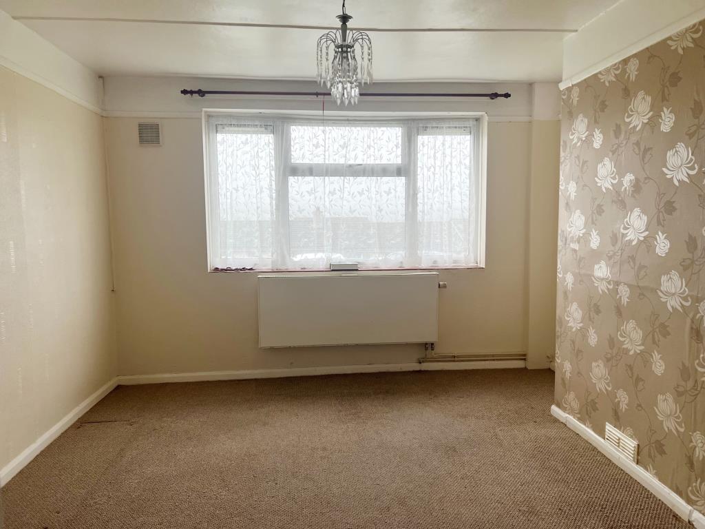 Lot: 56 - SEMI-DETACHED BUNGALOW WITH GARDENS - 